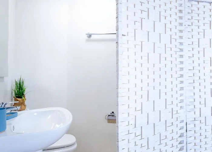 2a Cozy Flores With Pool * 아데제