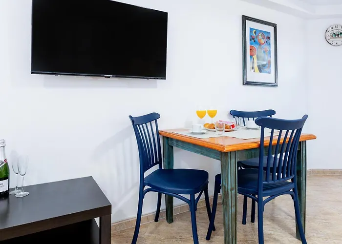 2a Cozy Flores With Pool * 아데제